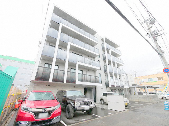札幌市西区八軒五条西のマンションの建物外観