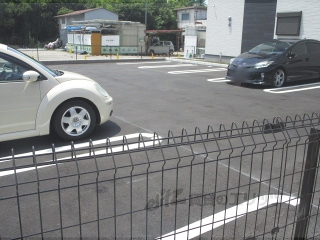 【アヴェニール山崎の駐車場】