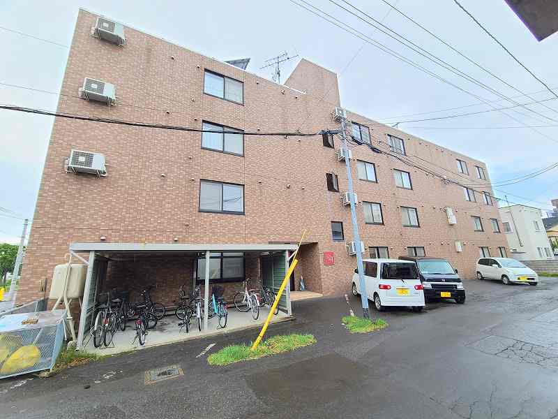 札幌市北区北二十四条西のマンションの建物外観