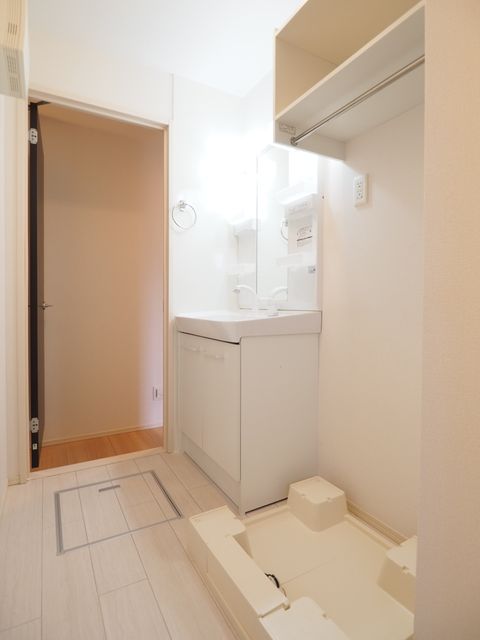 洗面設備　同タイプ反転の写真です。設備・内装色など実際と異なります。