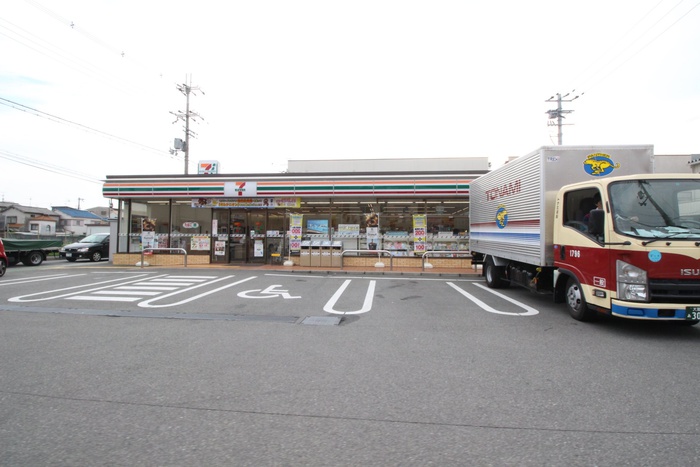 コンビニ　セブンイレブン（コンビニ）まで800m