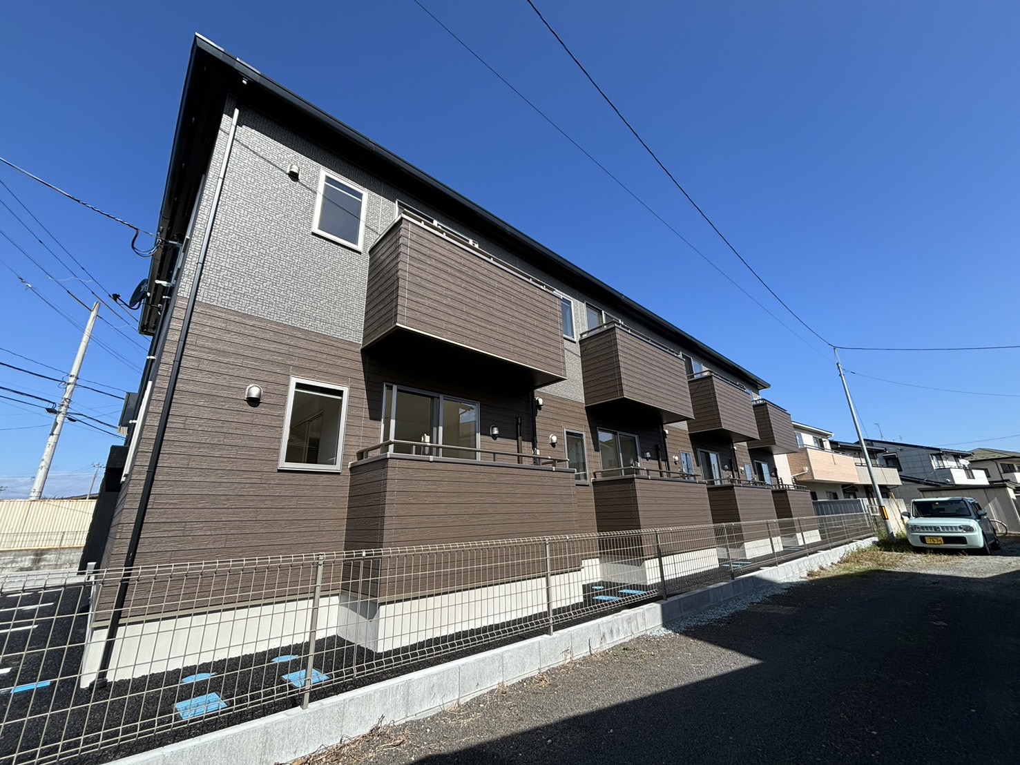 【ルーチェ東郡山の建物外観】