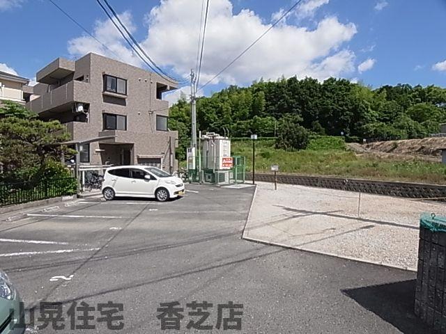 【香芝市瓦口のマンションの駐車場】