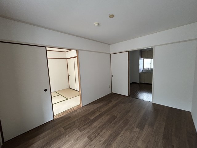 居室・リビング　同物件、別号室のものです。