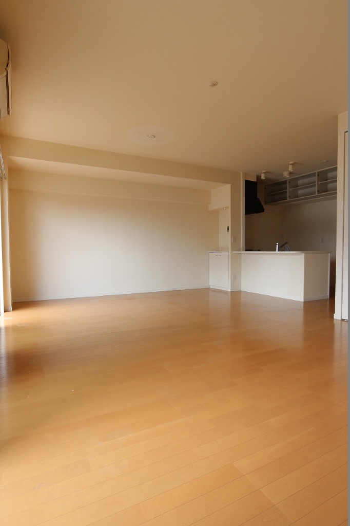 居室・リビング　広さも形も納得です。分譲仕様の内装をご覧ください。