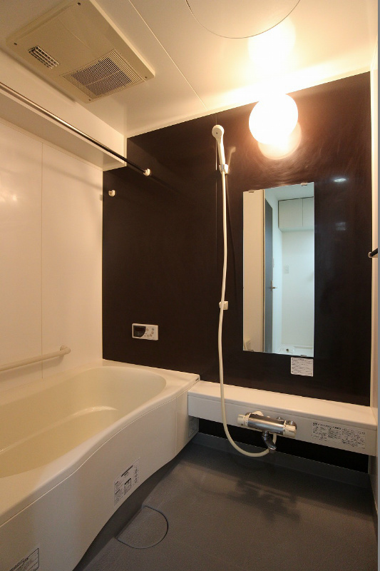 バス・シャワールーム　大きなサイズです。浴室乾燥機や追い焚きもあります。