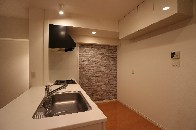 キッチン　人気のカウンターキッチンです。収納の吊り棚があります。