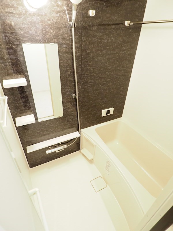 バス・シャワールーム　広々・追い炊き付きのお風呂です。