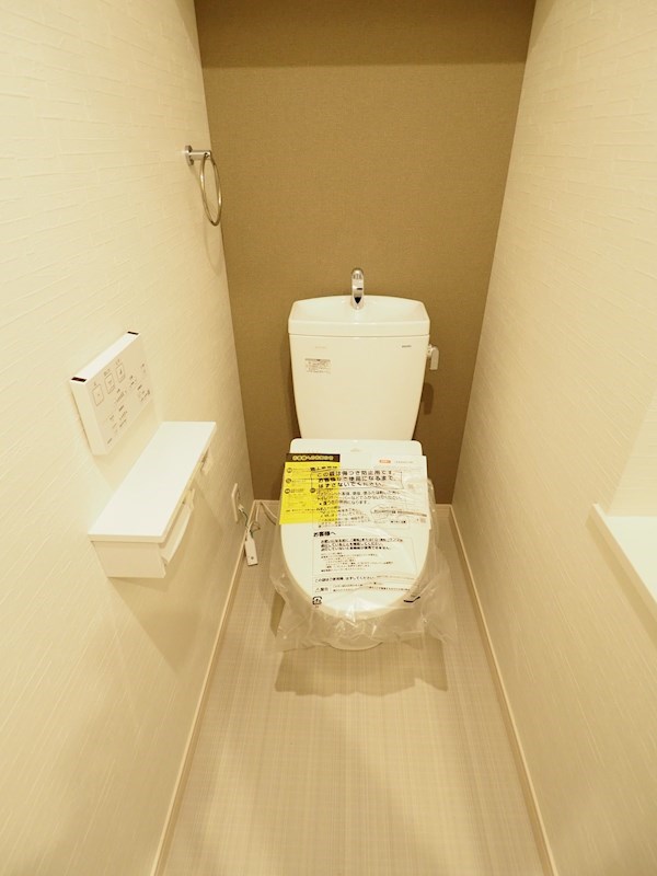 トイレ　ウォシュレット完備。