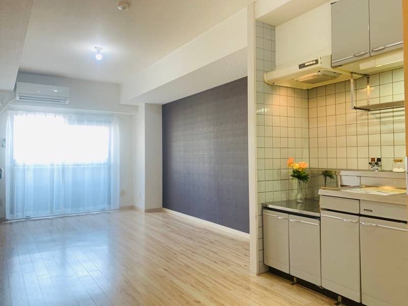 居室・リビング　同物件。同タイプの別号室参考写真になります。