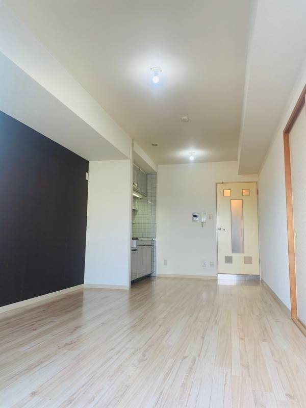 居室・リビング　同物件。同タイプの別号室参考写真になります。