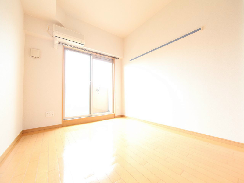 居室・リビング　洋室6帖 エアコン完備　バルコニー