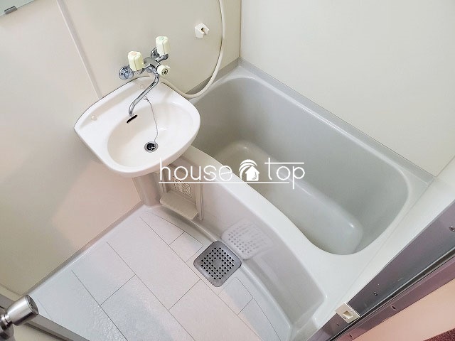 バス・シャワールーム　洗面台付きの浴室