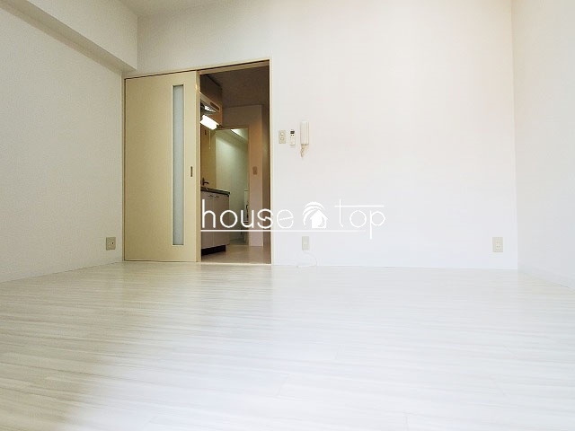 居室・リビング　テーブルやベッドなど設置可能