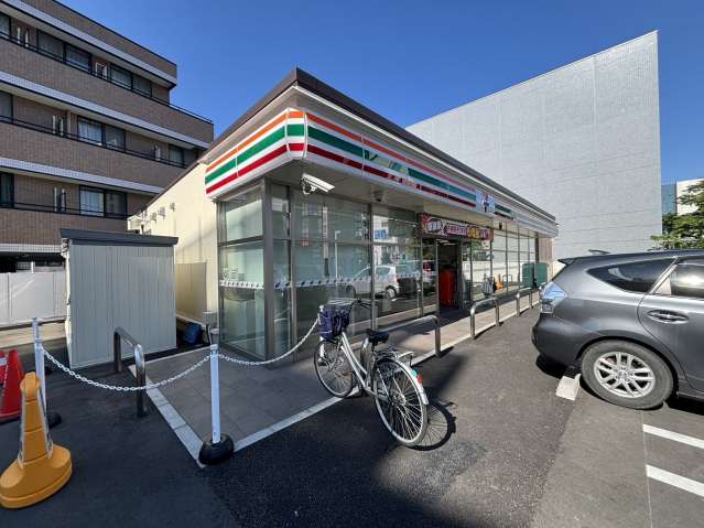 コンビニ　セブンイレブン（コンビニ）まで617m