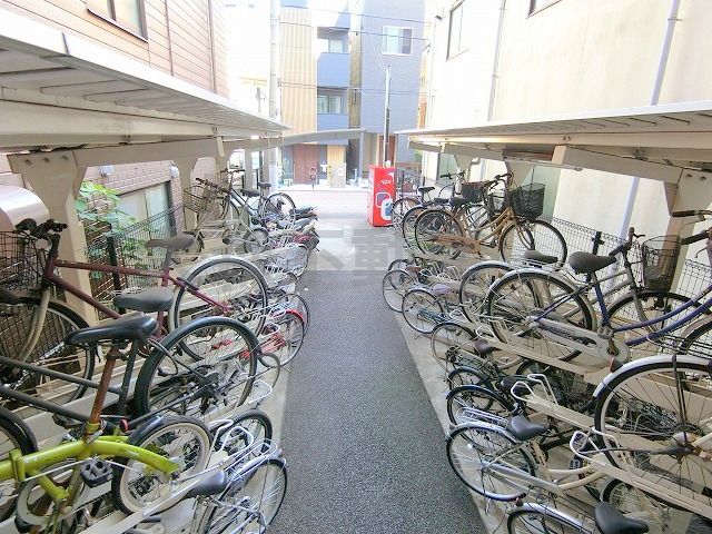 その他共有部分　屋根付きラック式の駐輪場　空き状況等詳細はお問合せください。
