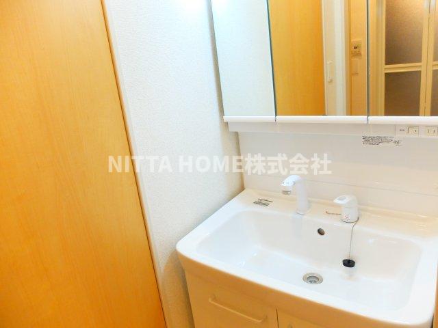 洗面設備　三面鏡付きの洗面台もあります＊