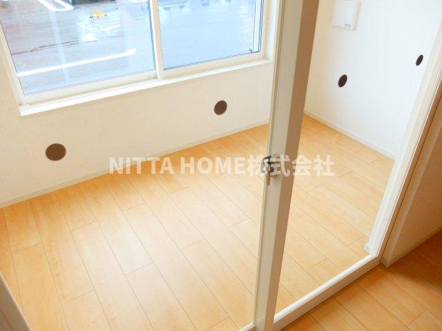 バルコニー　サンルーム付きでいつでも洗濯物が干せます＊