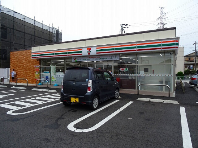 コンビニ　セブンイレブン高槻芝生町3丁目店（コンビニ）まで395m