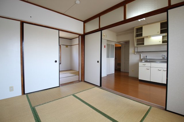 居室・リビング　※同建物・別号室の写真です
