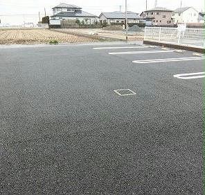 【レオネクストハピネスの駐車場】