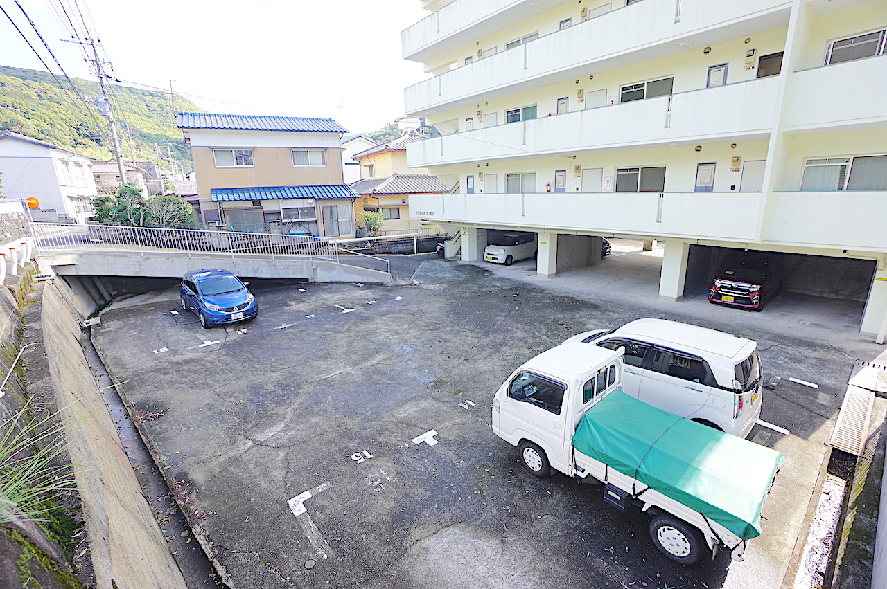 【長崎市上戸町のマンションの駐車場】