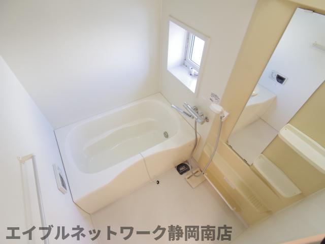 バス・シャワールーム　落ち着いた空間のお風呂です