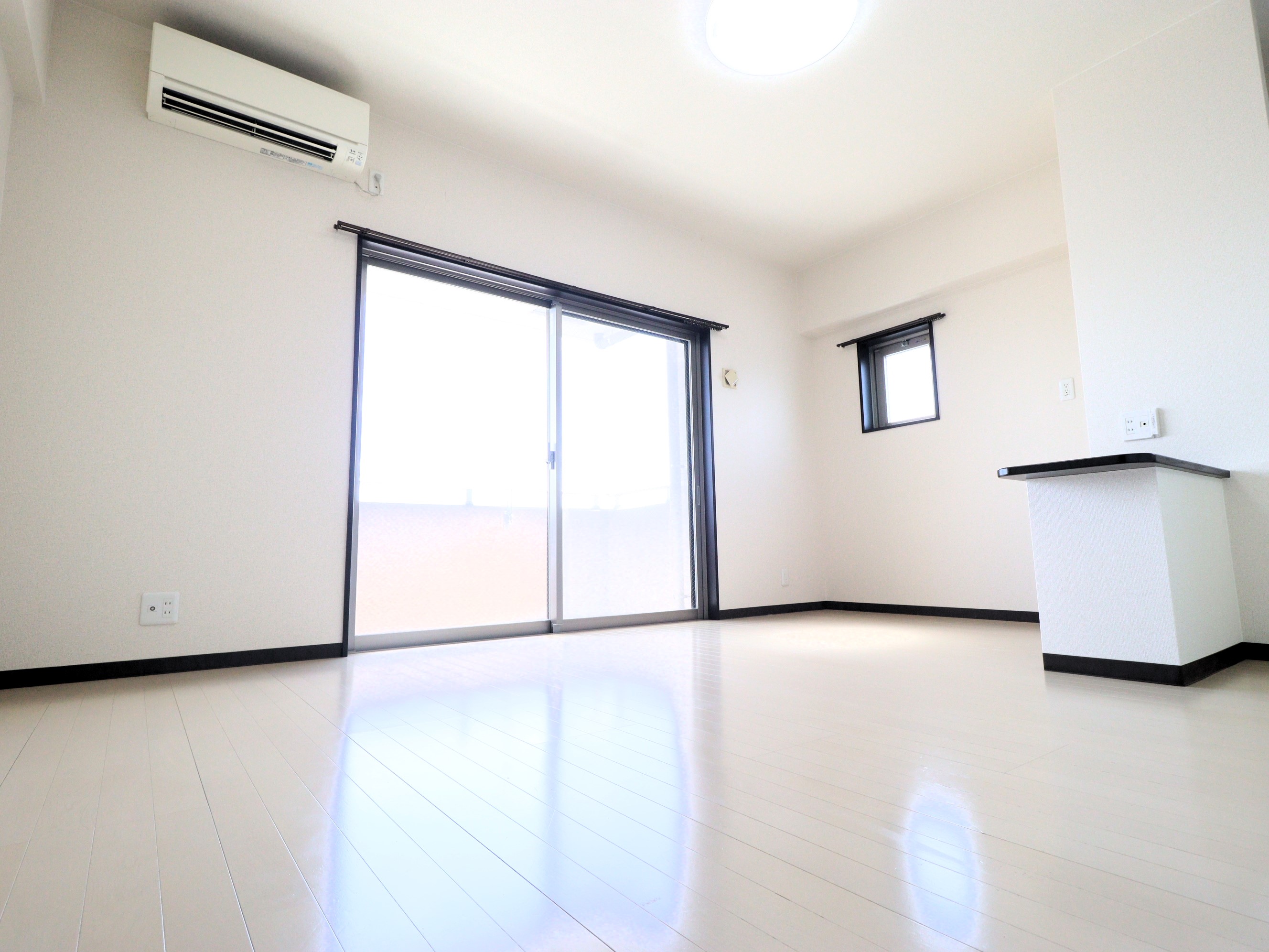 居室・リビング　明るい広々としたリビング♪