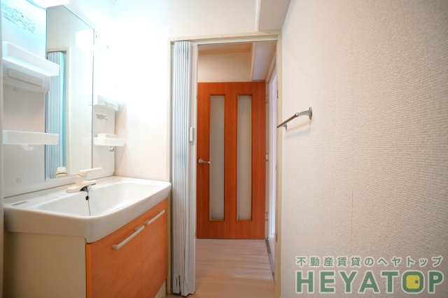 洗面設備　便利な洗面化粧台（同仕様写真）