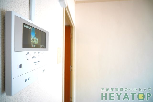 セキュリティ　モニター付きドアホンで安心確認（同仕様写真）