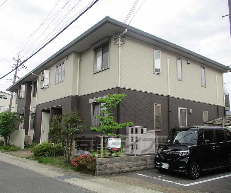 京都市西京区嵐山谷ケ辻子町のアパートの建物外観