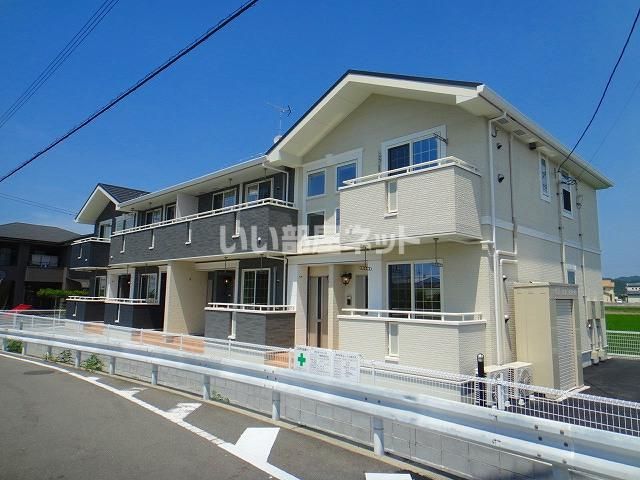 【新居浜市瀬戸町のアパートの建物外観】