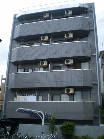 京都市上京区滝ケ鼻町のマンションの建物外観