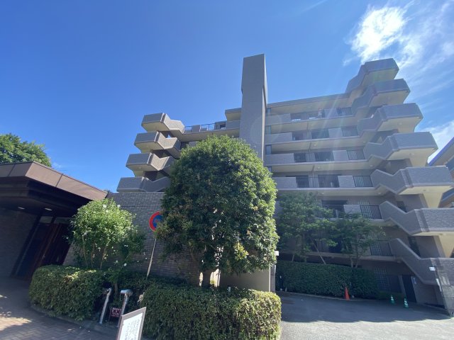 鎌倉市岩瀬のマンションの建物外観