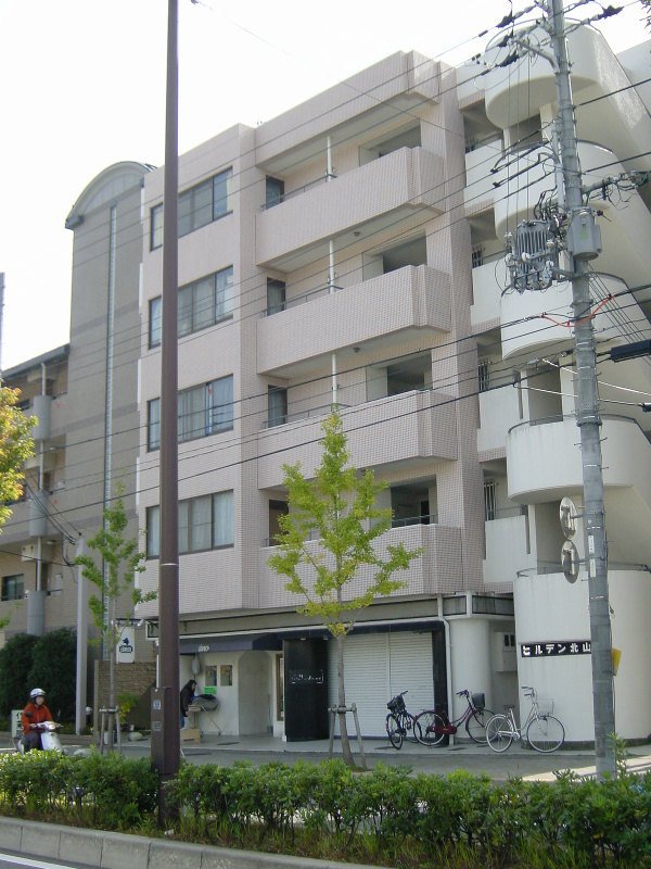 【京都市左京区松ケ崎芝本町のマンションの建物外観】