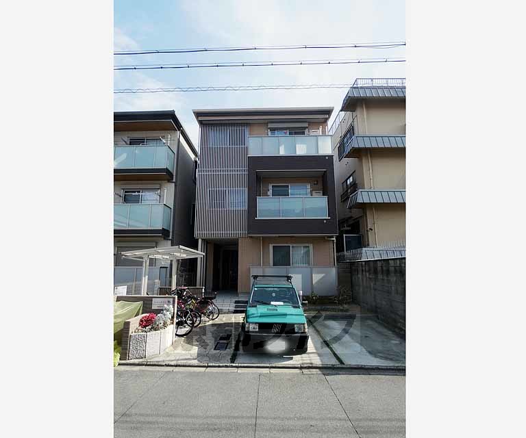 京都市南区八条内田町のマンションの建物外観