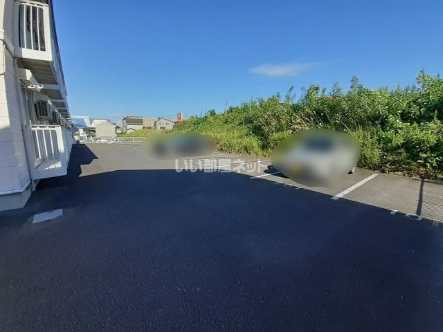 【名張市鴻之台１番町のアパートの駐車場】