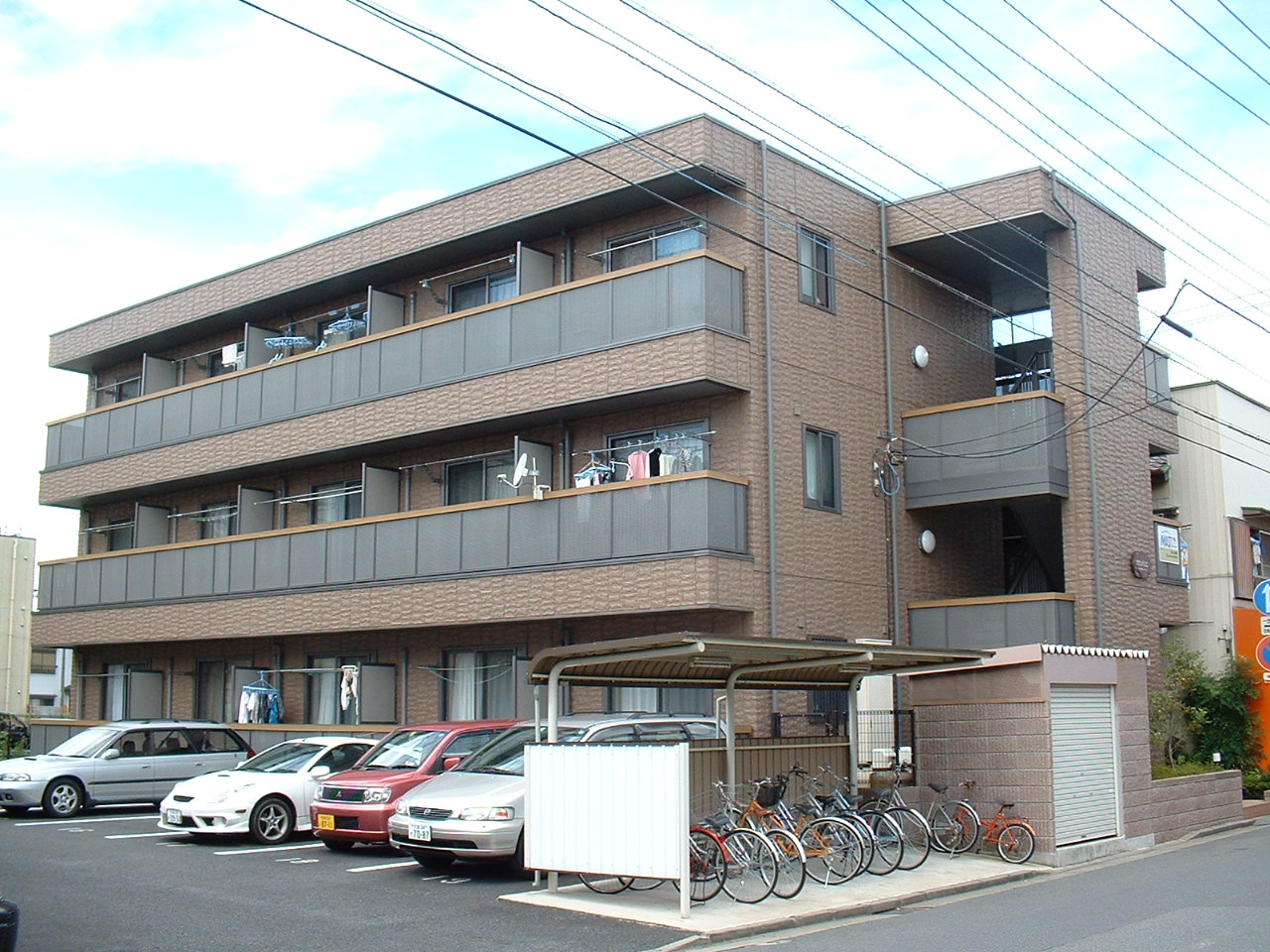 【川口市芝中田のマンションの建物外観】