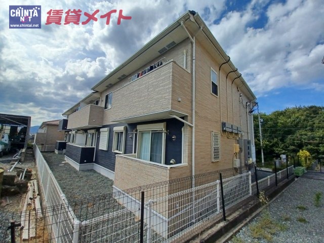 松阪市久保町のアパートの建物外観