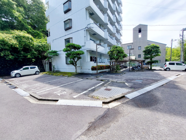 【松山市祝谷東町のマンションの駐車場】