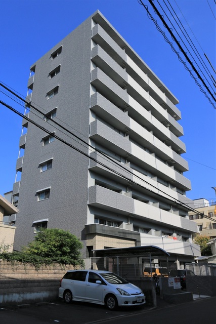 【松山市中一万町のマンションの建物外観】