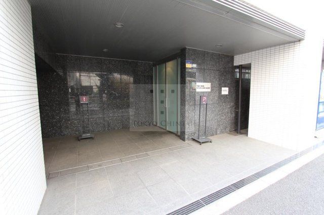 【新宿区左門町のマンションのエントランス】