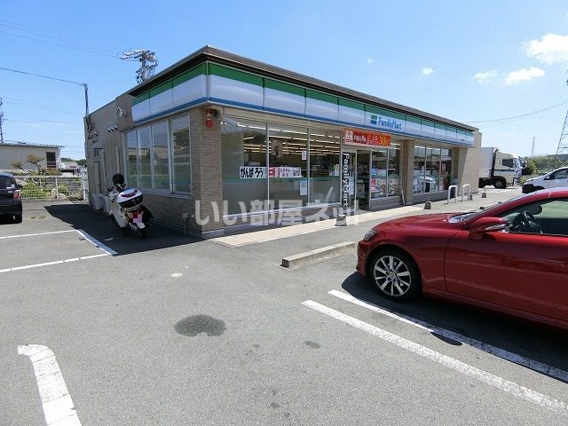 コンビニ　ファミリーマート津片田店（コンビニ）まで791m