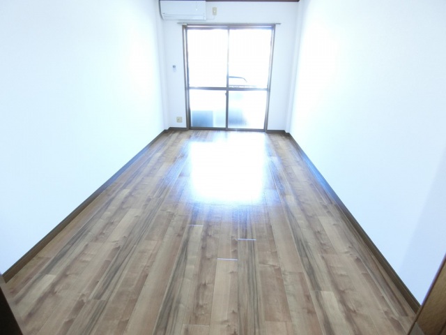 居室・リビング　同物件別室