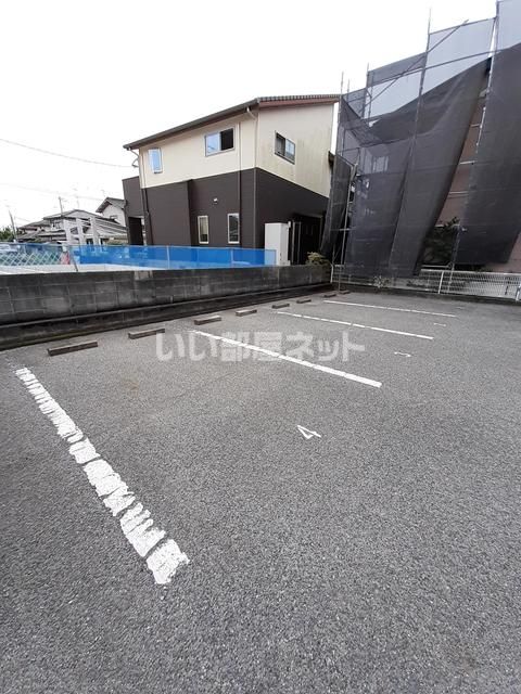 【岡山市東区瀬戸町江尻のアパートの駐車場】