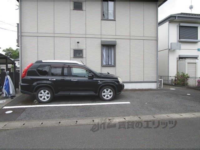 【綾部市青野町のアパートの駐車場】