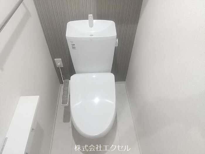 トイレ　温水洗浄便座です。
