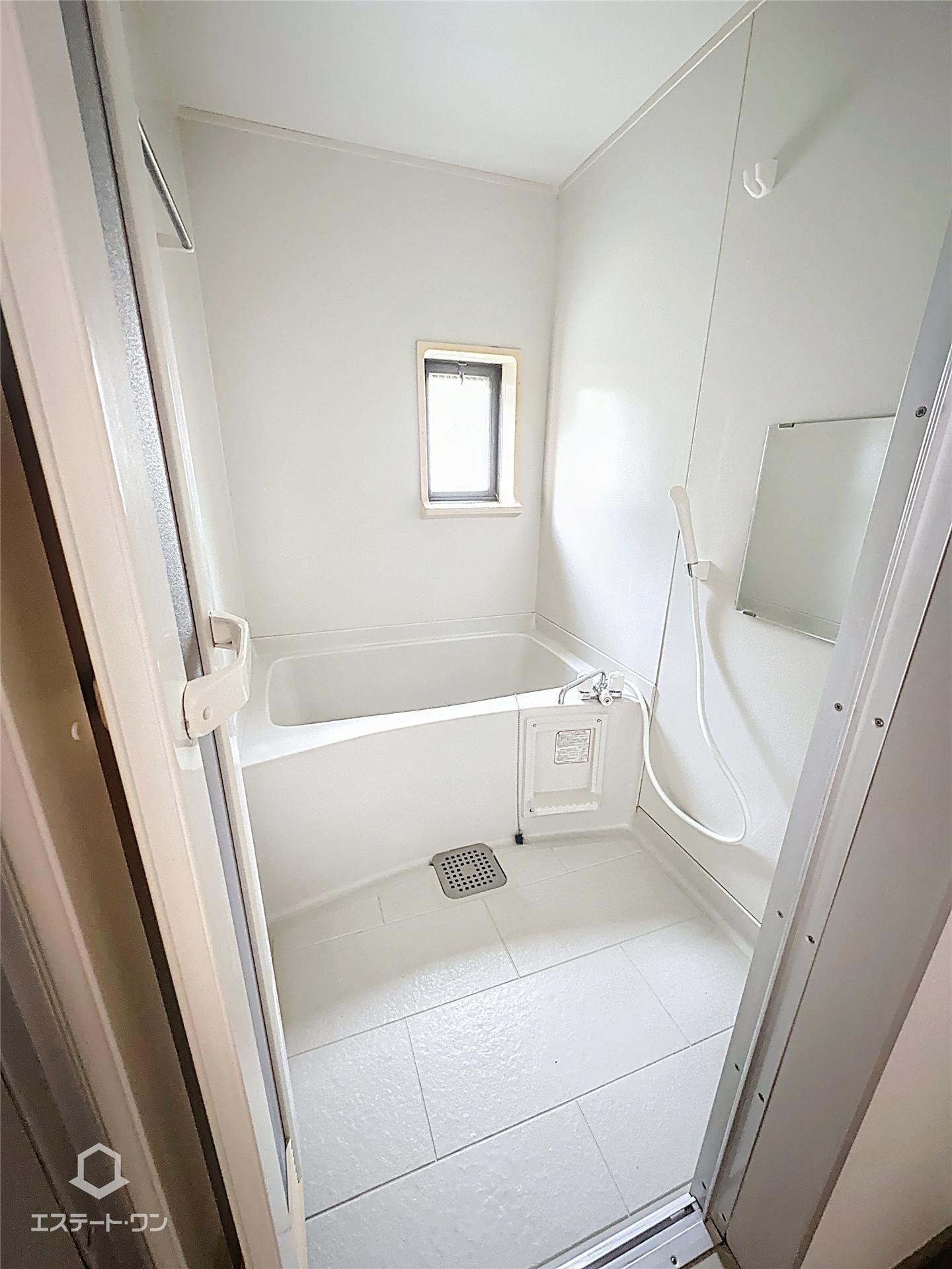 バス・シャワールーム　浴室にも窓があります◎