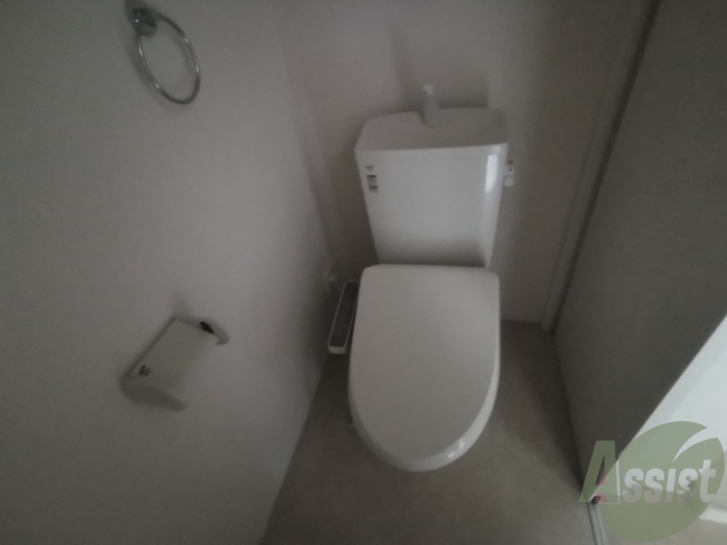 トイレ　トイレはシンプルで清潔感のある造りになってます。