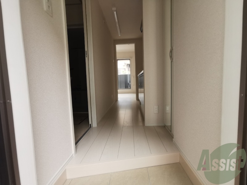 玄関　玄関は白を基調としていて清潔感がありますね！